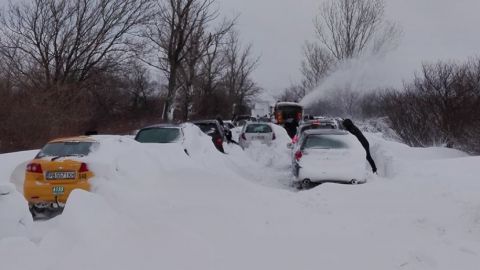 Снежно бедствие блокира Бургаско