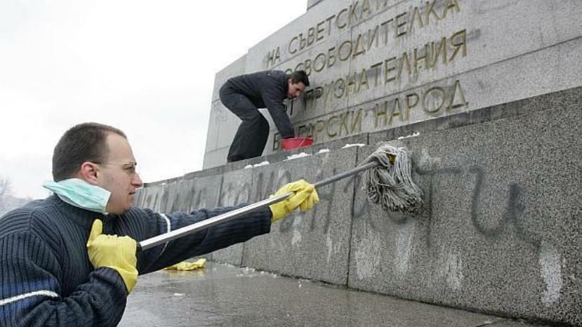 Задържаха тийнейджърки, рисували по паметника на съветската армия