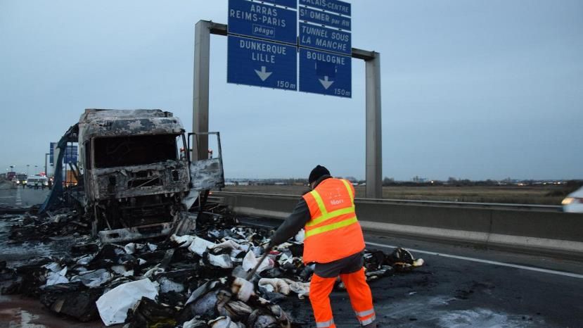 Во Франции мигранты избили болгарского водителя и сожгли его автомобиль
