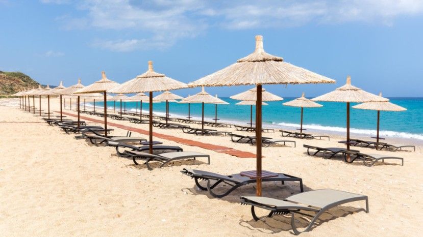 Этим летом зонтики на пляжах Болгарии будут стоить от 5 до 10 левов