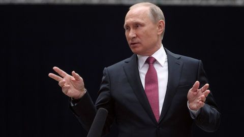 Известия: В Восточной Европе Владимир Путин популярнее Дональда Трампа