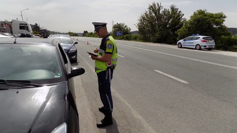 В Болгарии началась акция по контролю за использованием мобильных телефонов за рулем