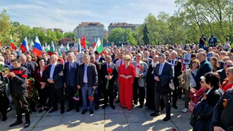 В День Победы у Памятника Советской Армии в Софии состоялась торжественная церемония возложения цветов