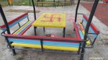 Вандали изрисуваха детска площадка в Русе със свастики