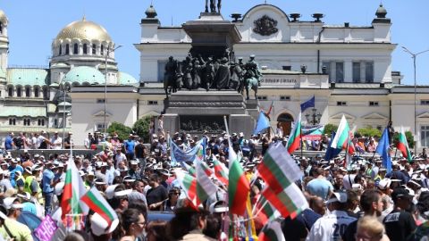 Полицаи и пожарникари протестираха пред парламента