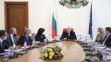 Кабинетът реши: Новата мощност в АЕЦ “Козлодуй” ще се гради с оборудването от “Белене”До 10 години България може да има изградена нова ядрена мощност. В тази връзка днес правителството одобри доклад на министъра на енергетиката за предприетите действия и за резултатите от направеното проучване на възможностите за изграждане на нова ядрена мощност на площадка № 2 в АЕЦ „Козлодуй“. В рамките на заседанието министърът на енергетиката Теменужка Петкова докладва на премиера Борисов и припомни, че на 14 октомври 2020 г. Министерският съвет взе решение, с което беше даден мандат на АЕЦ „Козлодуй“ да влезе в преговори с американски компании, които разработват последните достижения в областта на ядрената енергетика. „Целта бе да търсим възможност за реализация на 7-и блок на АЕЦ „Козлодуй“ на одобрената с решение на Агенцията за ядрено регулиране площадка №2 в АЕЦ „Козлодуй“ и влязлата в сила оценка за въздействие на околната среда по отношение на този проект“, подчерта Петкова. „В хода на работата на групата са проведени разговори, разменена е кореспонденция, включително с колегите от „Уестингхаус“, тъй като три са одобрените технологии по ОВОС. Едната технология е американската за реактори „AP 1000“, другите две са руски технологии, които са реакторите за АЕЦ „Белене“, уточни министър Петкова. В доклада на експертите се отбелязва, че се подкрепя реализацията на 7-и блок на АЕЦ „Козлодуй“ с наличното оборудване от проекта за АЕЦ „Белене“. „Това са изключително важни инфраструктурни проекти, които гарантират и националната сигурност, и енергийната сигурност, и диверсификацията. Освен това използват и платеното от държавата и данъкоплатците оборудване за АЕЦ „Белене“. Мисля, че след 7-и, ще отидем и на 8-и реактор“, заяви министър-председателят в хода на заседанието. Премиерът определи доклада като добра стратегия, в която има записани важни и бързи стъпки за действие по проекта.