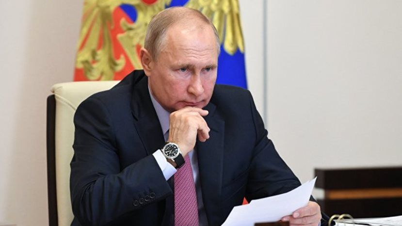 Дневник: Путин защищает себя от коронавируса «дезинфекционным туннелем»