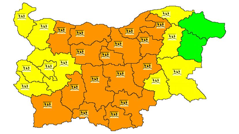 Оранжев код за интензивни валежи от дъжд е в сила за 16 области в страната, за други 10 области кодът е жълт
