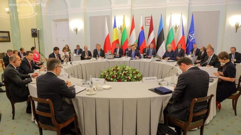 Болгария и восемь восточноевропейских стран НАТО призывали усилить военное присутствие альянса вдоль российских границ