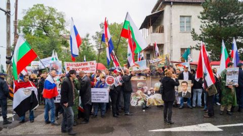 Перед посольством РФ в Софии прошел митинг в поддержку Сирии