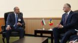 Президентът Радев получи уверение от молдовския си колега да се запази статутът на населения с българи Тараклийски район Президентът Румен Радев получи категоричното уверение от молдовския си колега Игор Додон, че териториално-административната реформа, предприета от Молдова, няма да засегне статута и целостта на населения с етнически българи район на Тараклия. Темата за правата на българското малцинство в Молдова беше поставена от българския президент по време на срещата му с Игор Додон, която се състоя в Ню Йорк в рамките на 74-ата редовна сесия на Общото събрание на ООН. По време на разговора бяха откроени близките приятелски отношения и активния политически диалог между двете държави. Двамата президенти откроиха положителния принос върху двустранното сътрудничество на голямата историческа българска диаспора в Молдова, която е напълно интегрирана. По думите на президента Радев, запазването на настоящия статут на Тараклия, където живеят 63 000 етническите българи, е жизненоважно за тях, за съхраняване на националната, културна и езиковата им идентичност. Президентът Радев получи и уверение, че молдовката страна ще направи всичко възможно Тараклийският университет „Григорий Цамблак“ да се трансформира във филиал на Русенския университет „Ангел Кънчев”. Преди предвиденото за 2020 година посещение на Румен Радев в Молдова наша делегация ще посети учебното заведение, за да бъдат уточнени подробностите около трансфорамцията. Президентът Радев постави темата и за подобряване на условията за обучение в Тараклийския университет, за разширяване на специалностите и формите на обучение.