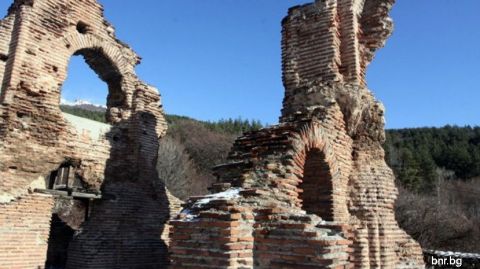 Порутените стени на византийската базилика край Пирдоп пазят легенда за „еленовата жертва“