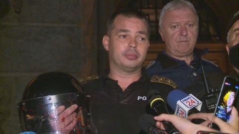СДВР: Шестима задържани и двама пострадали полицаи след сблъсъците пред МС