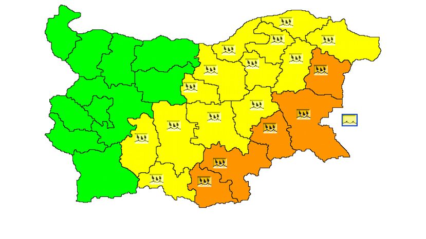 Оранжев и жълт код за обилни валежи е в сила за 18 области на страната