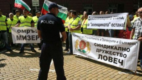 Сотни служителей болгарских тюрем вышли на протест