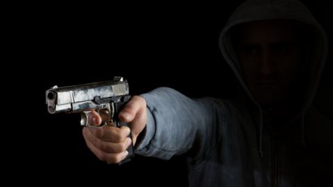 Гражданин Грузии, угрожая пистолетом, отобрал у жителя Варны мобильный телефон