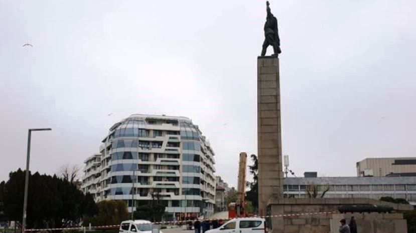 В Бургас започна ремонт на паметника на Съветския воин-освободител