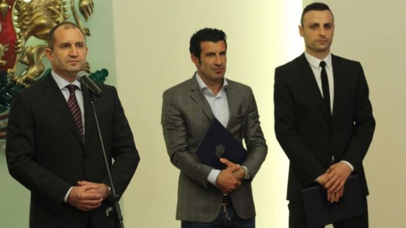 Президент Болгарии вручил футболистам Фигу и Бербатову почетные знаки