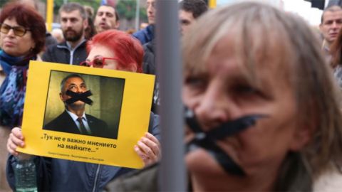 Протестующие матери детей с недугами требуют отставки вице-премьера Болгарии