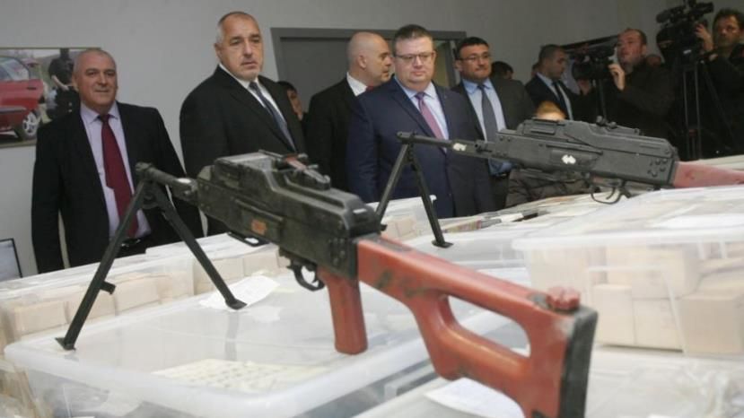 Откриха рекорден брой оръжия и боеприпаси в гараж в София