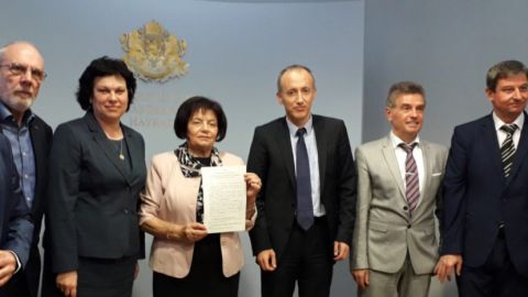 Със 17% ще бъдат увеличени заплатите на учителите през 2020 г.