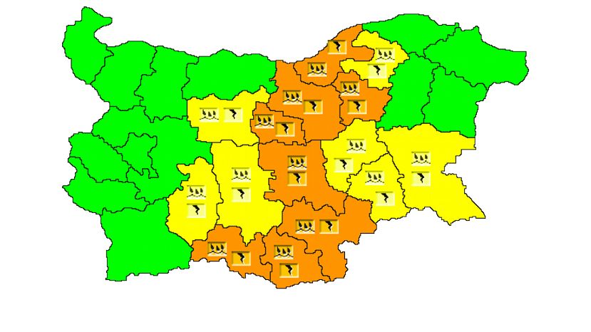 Оранжев код за интензивни валежи, придружени с гръмотевици, е в сила за 8 области в страната, жълт е кодът в 7 области