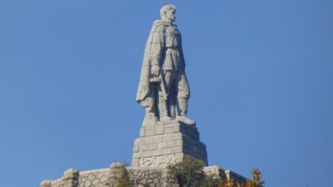 Паметникът Альоша в Пловдив осъмна залят с червена боя
