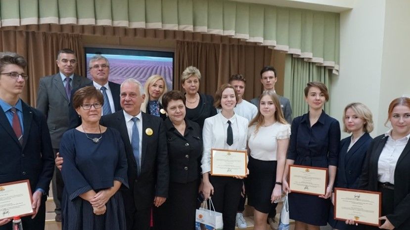Атанас Кръстин награди победителите в конкурса за ученици, посветен на 140-та годишнина от установяването на дипломатическите отношения между България и Русия