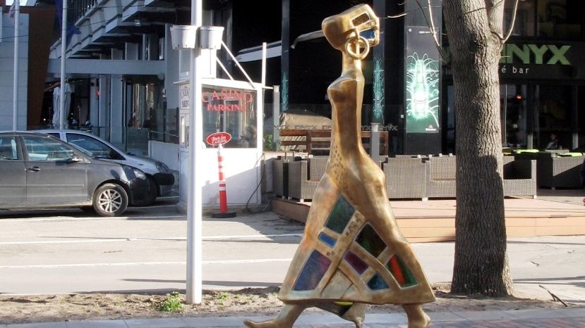 Варна встречает весну с новой скульптурой на пешеходной улице