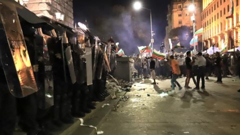 ТАСС: В Софии задержали около 100 участников акций протеста