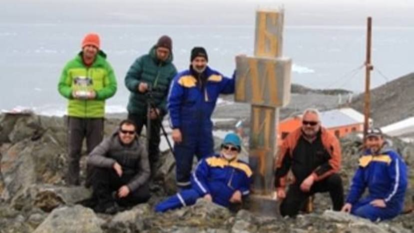 Болгарские полярники установили в Антарктиде памятник кириллице