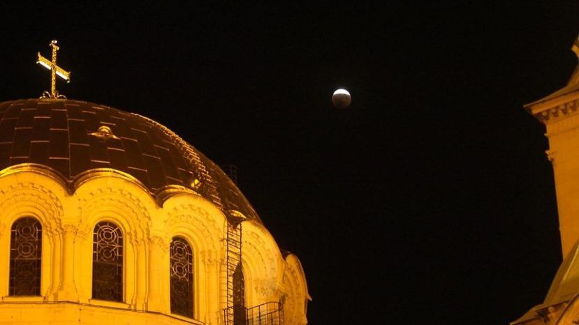 Чатично лунно затъмнение ще бъде наблюдавано тази нощ над България