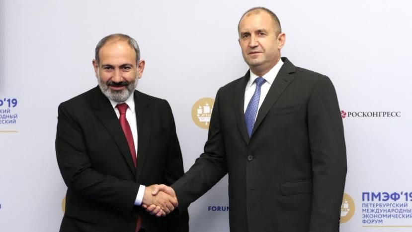 Президентът Румен Радев обсъди перспективите за увеличаване на регионалната свързаност с министър-председателя на Армения Никол Пашинян