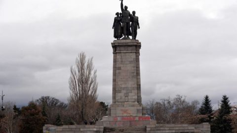 Политици и граждани с инициатива за махане на Паметника на Съветската армия