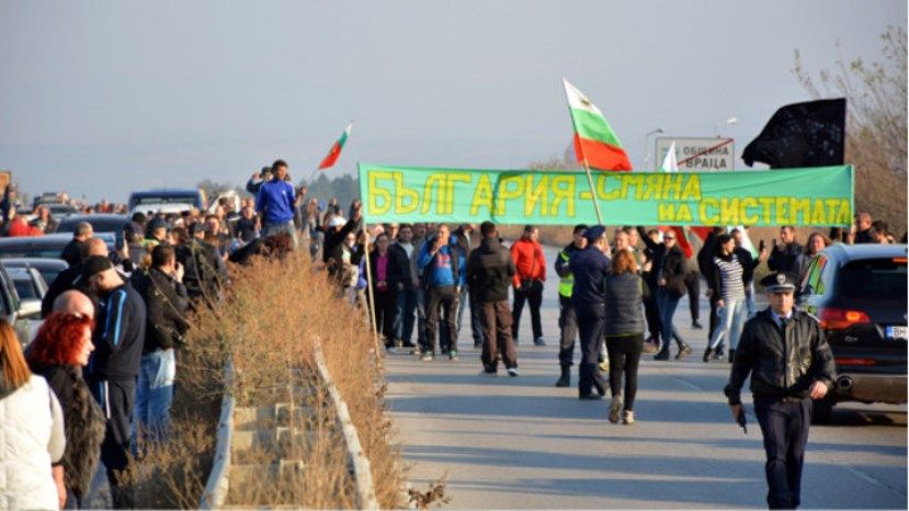 Тысячи болгар приняли участие в протестах во всей стране против высоких цен на горючее