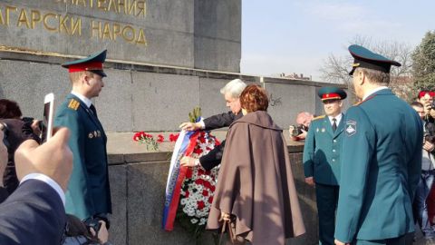 В Софии по случаю Дня защитника Отечества возложили венки и цветы к памятнику Советской Армии