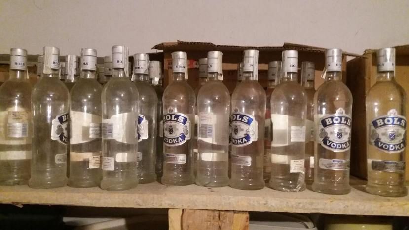 Наливен алкохол и бутилки без редовен бандерол задържа митническа мобилна група в хотел в Равда