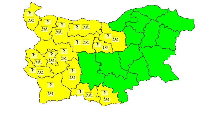 Жълт код за обилни валежи с гръмотевици е в сила за 15 области от страната