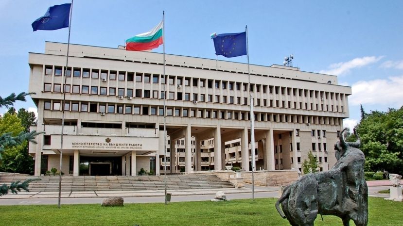 МВнР осъжда заливането с боя на паметника „Альоша“ в Пловдив