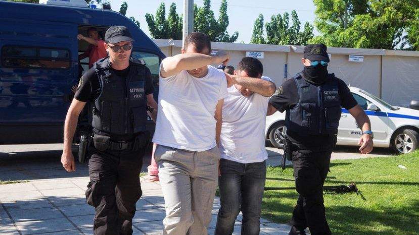 Осем българи са задържани в Гърция за продажбата на новородени деца