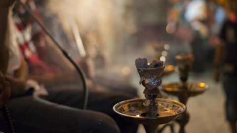 В Болгарии запретили несовершеннолетним курить кальян и электронные сигареты