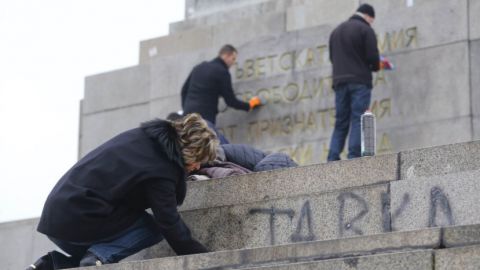 Группа активистов почистила памятник Советской армии в Софии