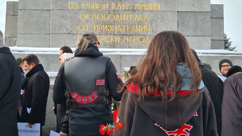 РГ: В Болгарии состоялось возложение цветов у памятника Советской армии