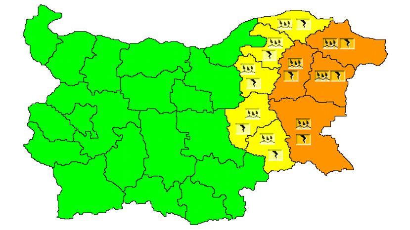 Из-за интенсивных дождей и гроз на побережье Болгарии объявлен „оранжевый“ уровень опасности