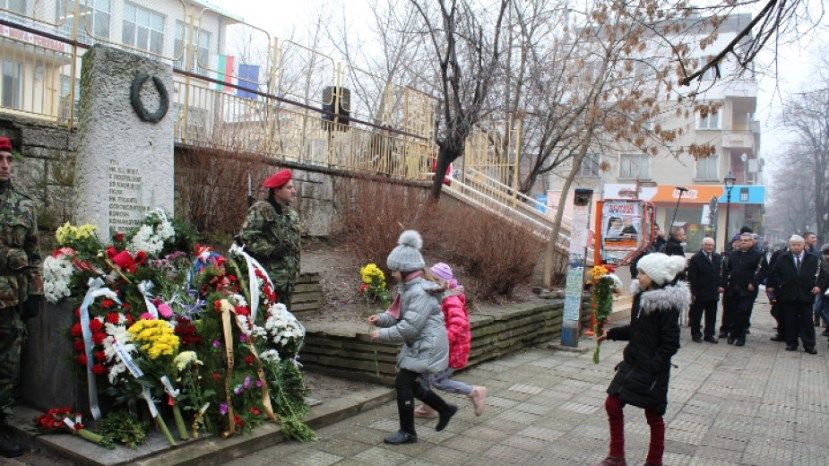 142 года освобождения от османского ига чествуют по городам Болгарии
