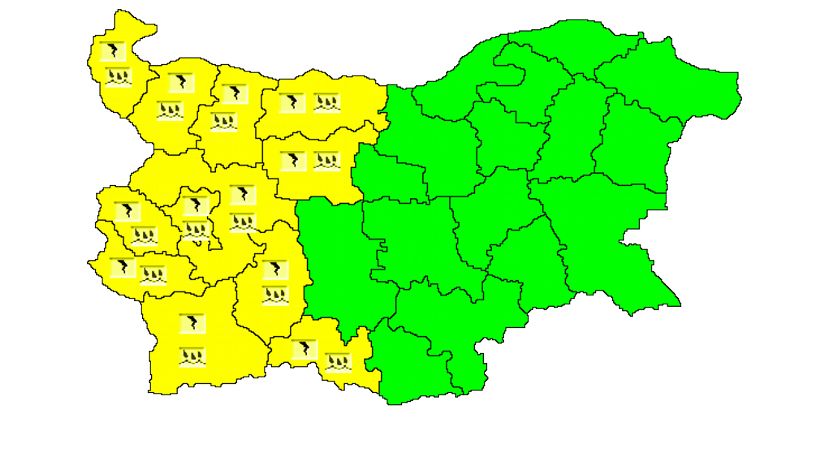 Жълт код за обилни валежи с гръмотевици е в сила за 12 области от страната