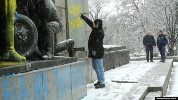 Съдът обяви за незаконен ареста на ученик, опитал да напише &quot;Save Ukraine&quot; на съветския паметник