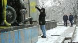 Болгарский суд признал незаконным задержание ученика, пытавшегося написать Save Ukraine на памятнике Советской армии