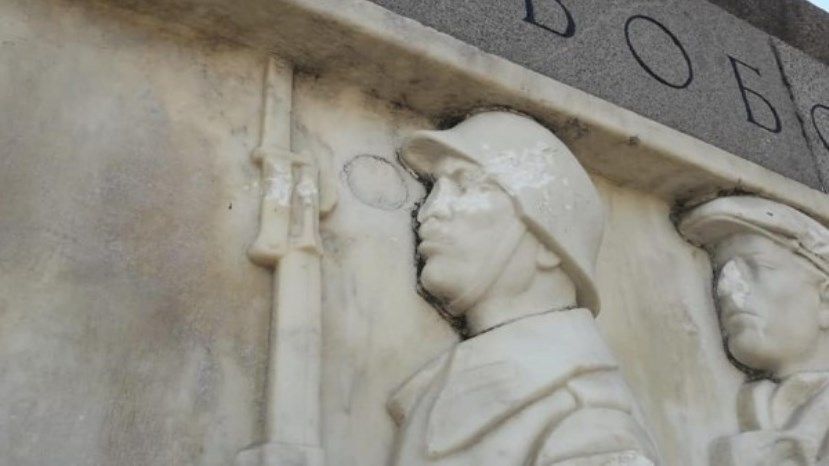 На братской могиле советским воинам в Софии отбили носы барельефам солдат