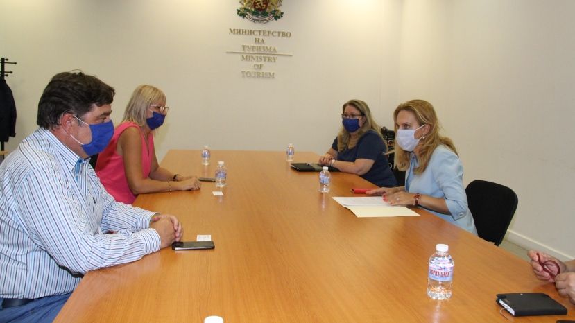 Вицепремиерът Марияна Николова се срещна с ръководството на „България Ер“